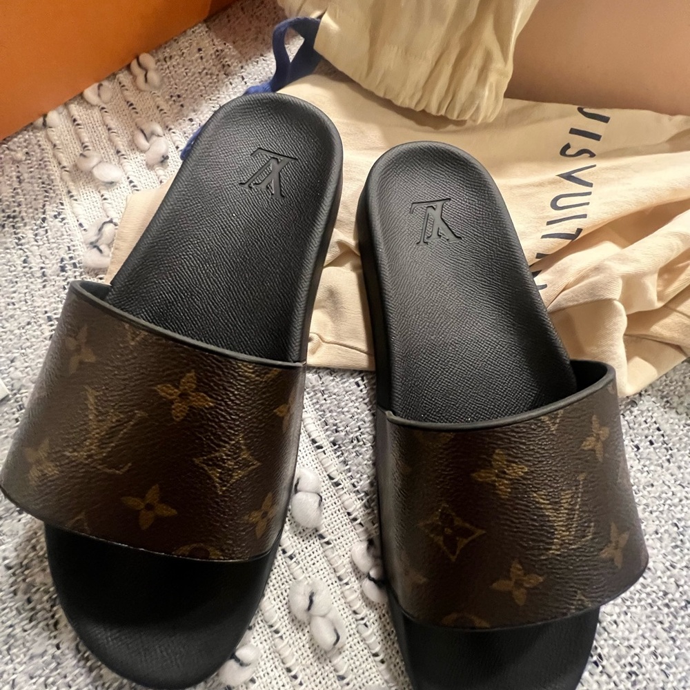 Louis Vuitton Men 7.5, Women's 9, receipt, bag, shoe covers